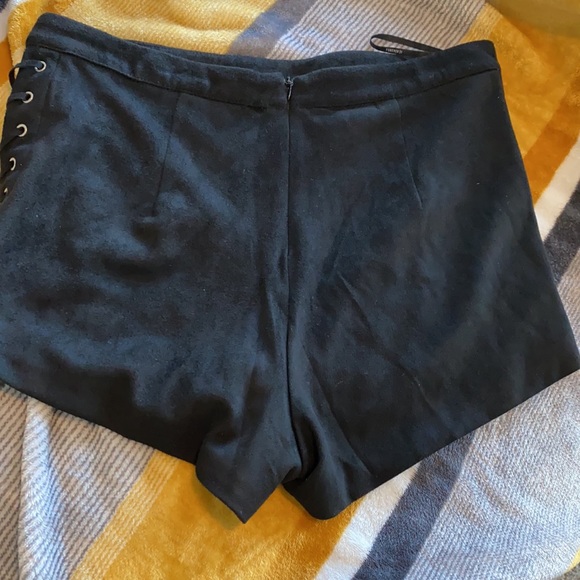 Shorts - Picture 2 of 4